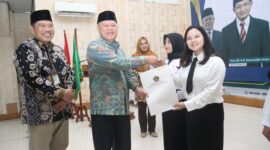 Plt. Kepala Kanwil Kemenag Lampung, Erwinto, secara simbolis menyerahkan SK kepada para CPNS. Foto: Humas Kemenag Lampung