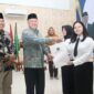 Plt. Kepala Kanwil Kemenag Lampung, Erwinto, secara simbolis menyerahkan SK kepada para CPNS. Foto: Humas Kemenag Lampung