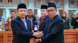 Ganjar Jationo dilantik oleh Sekdaprov Lampung, Marindo Kurniawan, sebagai Kadiskominfotik Lampung. Foto: Kominfotik Lampung.