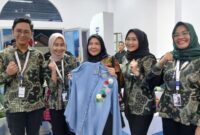 Wali Kita Bandar Lampung, Eva Dwiana, ketika mengunjungi stand.