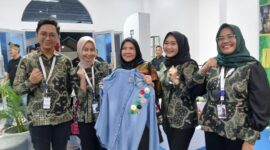 Wali Kita Bandar Lampung, Eva Dwiana, ketika mengunjungi stand.