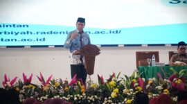 Rektor UIN RIL ketika mengukuhkan.