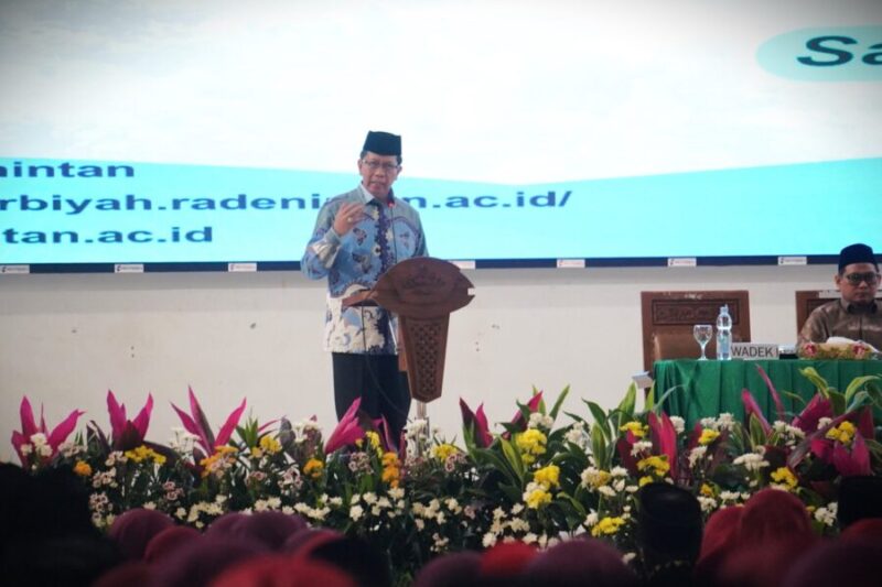Rektor UIN RIL ketika mengukuhkan.