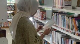 Ilustrasi sedang membaca buku di Perpusda.