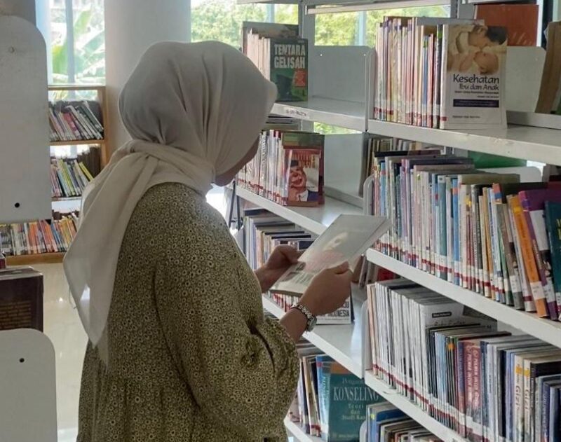 Ilustrasi sedang membaca buku di Perpusda.