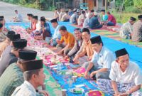 Warga Pekon Paku, Kelumbayan, Tanggamus sedang menggelar tasyakuran atas jalan yang telah rampung diperbaiki. Foto: Luki