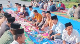 Warga Pekon Paku, Kelumbayan, Tanggamus sedang menggelar tasyakuran atas jalan yang telah rampung diperbaiki. Foto: Luki