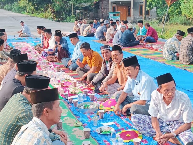 Warga Pekon Paku, Kelumbayan, Tanggamus sedang menggelar tasyakuran atas jalan yang telah rampung diperbaiki. Foto: Luki