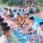 Warga Pekon Paku, Kelumbayan, Tanggamus sedang menggelar tasyakuran atas jalan yang telah rampung diperbaiki. Foto: Luki