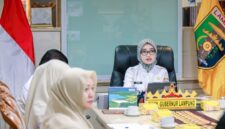 Jihan Nurlela ketika memimpin rapat. (Foto: Diskominfo Lampung).