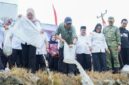Gubeenue Lampung, Rahmat Mirzani Djusal, ketika melakukan pelepasan ikan di Kabupaten Mesuji, Rabu (24/6/2026).