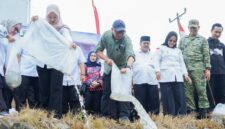 Gubeenue Lampung, Rahmat Mirzani Djusal, ketika melakukan pelepasan ikan di Kabupaten Mesuji, Rabu (24/6/2026).