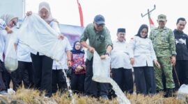 Gubeenue Lampung, Rahmat Mirzani Djusal, ketika melakukan pelepasan ikan di Kabupaten Mesuji, Rabu (24/6/2026).