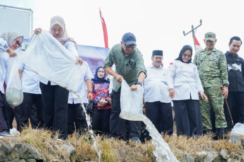 Gubeenue Lampung, Rahmat Mirzani Djusal, ketika melakukan pelepasan ikan di Kabupaten Mesuji, Rabu (24/6/2026).