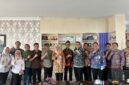 Pengurus koperasi IJP ketika mengabadikan momen bersama dengan Kepala Disnaskeswan, Lili Mawarti, beserta jajaram. (Foto: IJP Lampung).