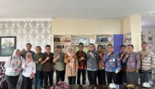 Pengurus koperasi IJP ketika mengabadikan momen bersama dengan Kepala Disnaskeswan, Lili Mawarti, beserta jajaram. (Foto: IJP Lampung).
