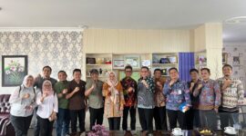 Pengurus koperasi IJP ketika mengabadikan momen bersama dengan Kepala Disnaskeswan, Lili Mawarti, beserta jajaram. (Foto: IJP Lampung).